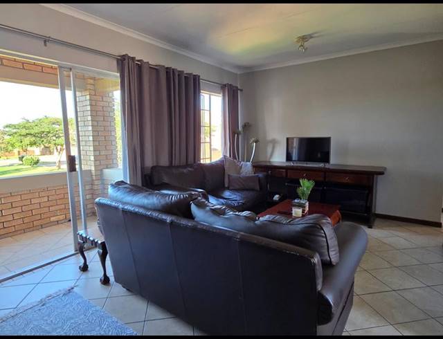 2 BEDROOM APARTMENT FOR SALE IN MOOIKLOOF RIDGE ESTATE